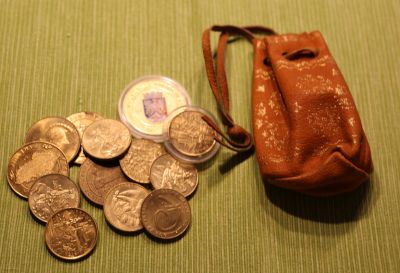 Kožený pytlík se zlaťáky - pamětní turistické mince