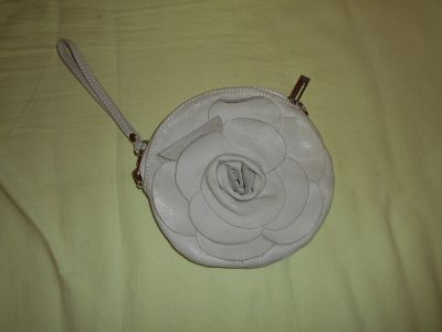 Malá kabelka ve tvaru květu