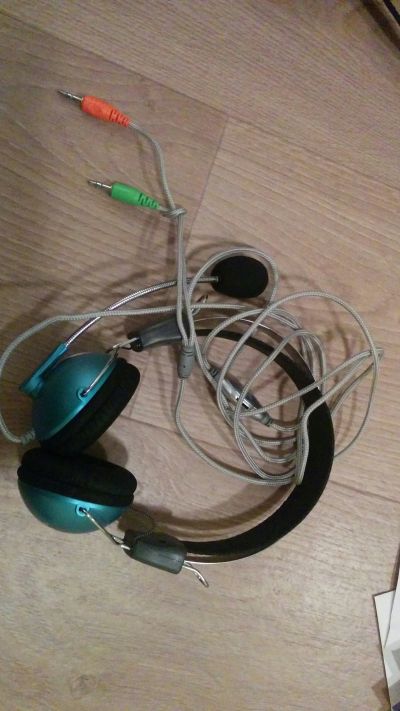 Daruji sluchatka s mikrofonem (headset)