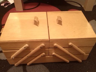 Daruji dřevěnou rozkládací krabici na šití