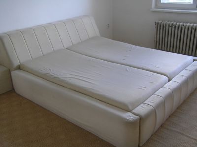Za odvoz darujeme manželskou 2 postel - rychle..