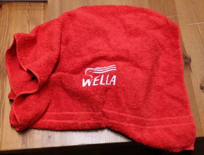 Červený ručník wella