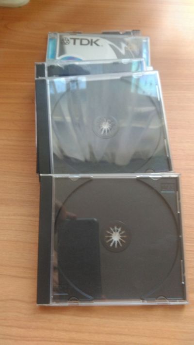 prazdne krabicky od CD