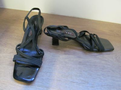 Černé sandálky na podpatku