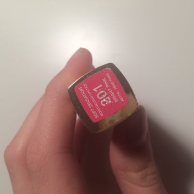 Svítivě růžová rtěnka od Astor