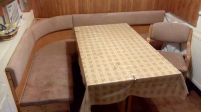 Rohová kuchyňská sedačka + stůl + židle