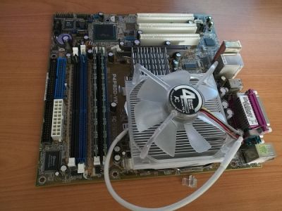 Starý mainboard s procesorem a pamětí