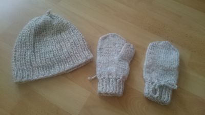 Ručně pletené rukavice a čepice 