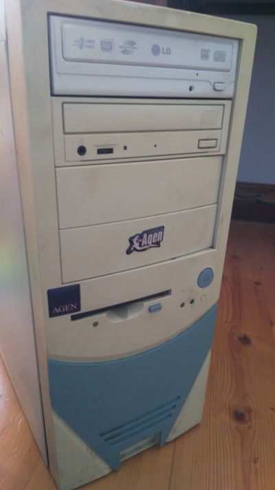 Starý stolní PC bez disku