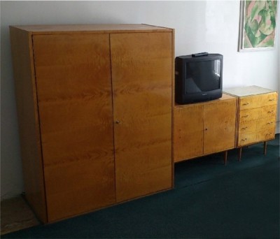 Starší nábytek - skříně, válendy, prádelník, židle, stůl....