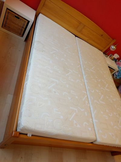 postel masiv vč. matrací