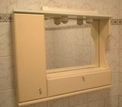 Koupelnová skřínka se zrcadlem, zachovalý stav