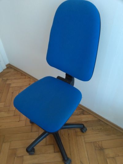 tři kancelářské židle na kolečkách