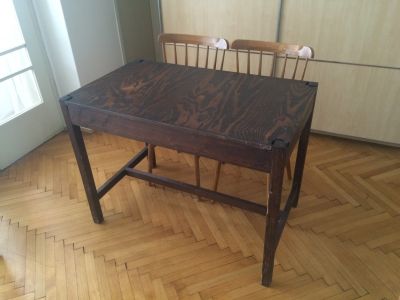Dřevěný jídelní stůl