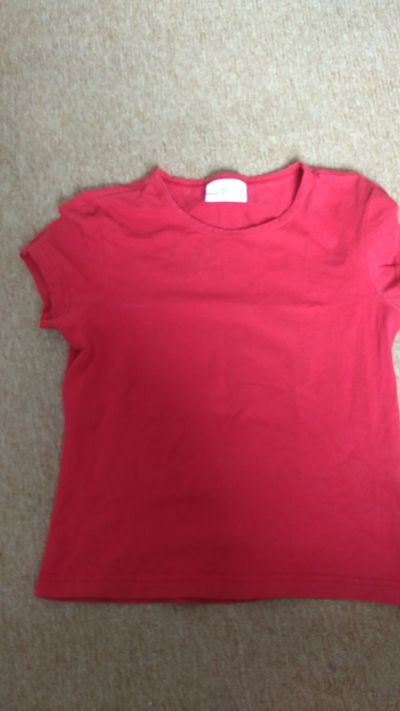 Červené tričko s krátkým rukávem