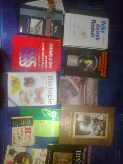 Mix různých učebnic ze střední a populárně naučná literatura