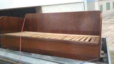 Dřevěný rozkládací gauč