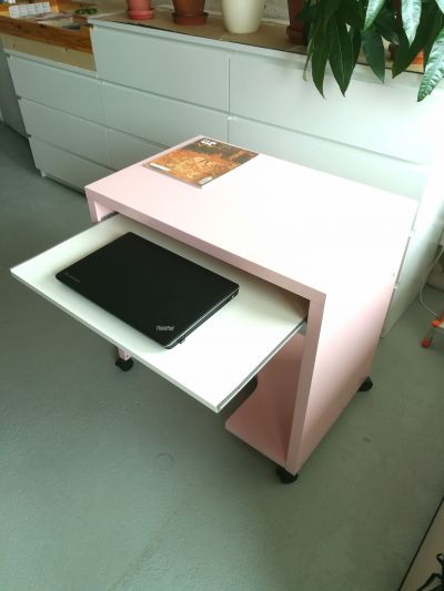 Ružový IKEA PC stůl