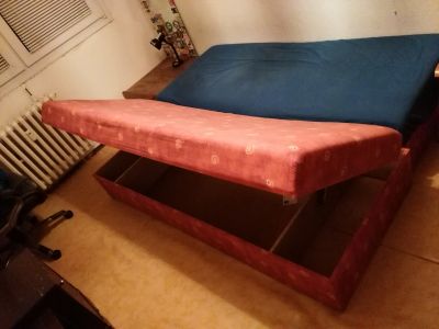 Dvě jednolůžkové postele s matrací a úložným prostorem.