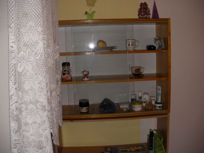 skleněnou a policovou skříňku 