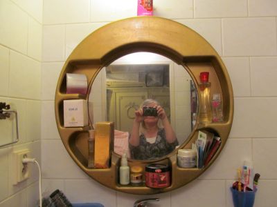 REZERVACE 22.3.Daruji zrcadlo s malými poličkami do koupelny