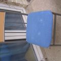 židle kovová s modrým čalouněním, potah vypraný,