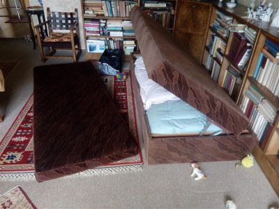 Hnědý gauč-jednolůžko,s úložným prostorem