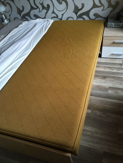 2 postele s matracemi a úložným prostorem