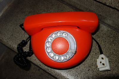 Oranžový retro telefon