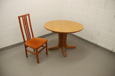Jídelní roztahovací stůl + 6 židlí (dyha+masiv)
