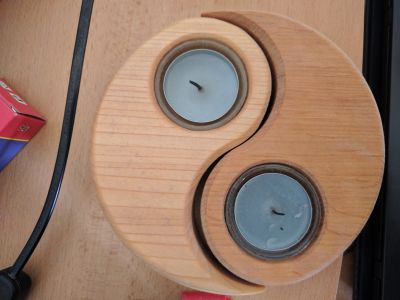 Dřevěný stojan na 2 čajové svíčky jinjang