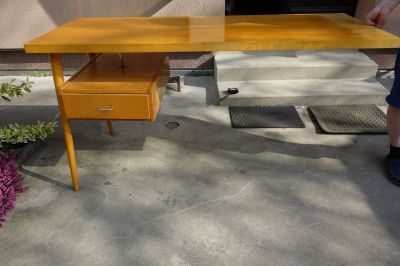 Dřevěný psací stůl, 2 nohy