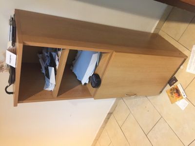 Malá úzka skříňka