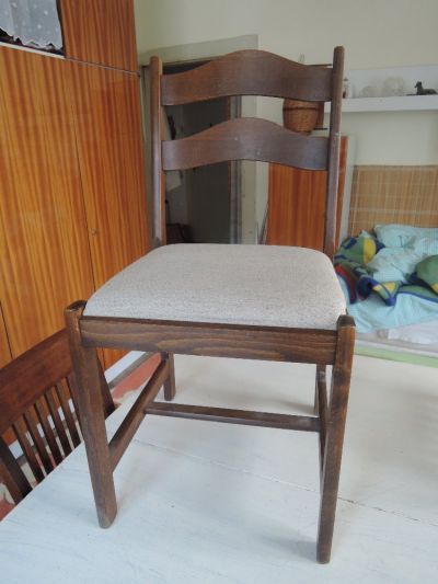 Dřevěné židle s polstrováním - 3 kusy.