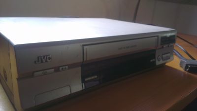 VHS přehrávač značky JVC s ovládáním
