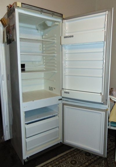 Funkční lednice s mrazákem