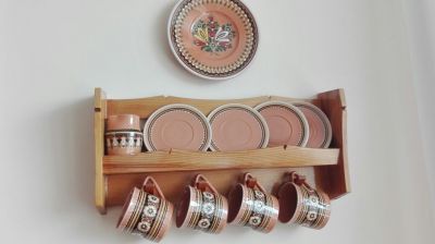 Poličky s bulharskou keramikou