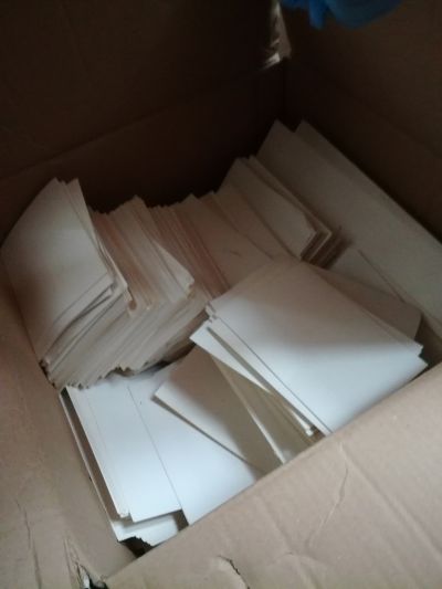Krabice malých bílých papírů