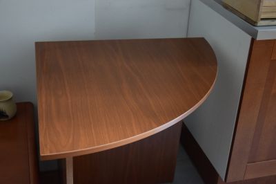 rohový stolek