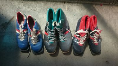 Troje staré boty na běžky