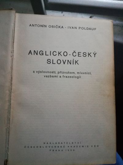 Anglicko-český slovník s výslovností, přízvukem, mluvnicí