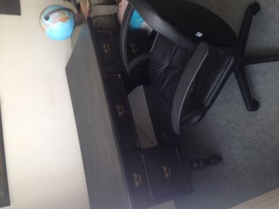 Černý psací stůl a židle