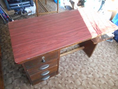 zamluveno: psací stůl z masivu