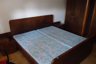 Daruji starou manželskou postel z 50. let i s nočními stolky