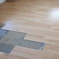 Plovoucí laminová podlaha v dobrém stavu - snadná montáž