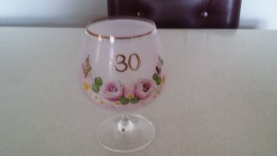 sklenička s námětem 30