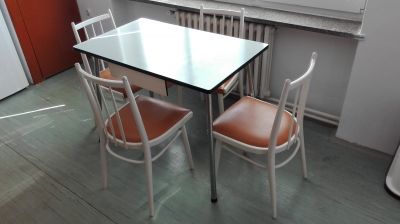 Kuchyňský stůl a 4 židle
