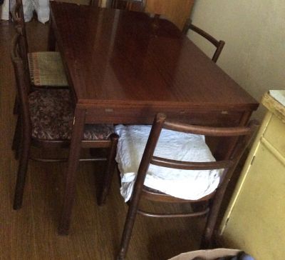 Stůl a pět židlí