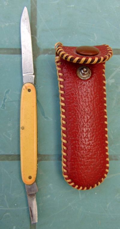 Skládací nožík v pouzdře