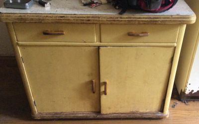 Retro kuchyňská skříňka k renovaci